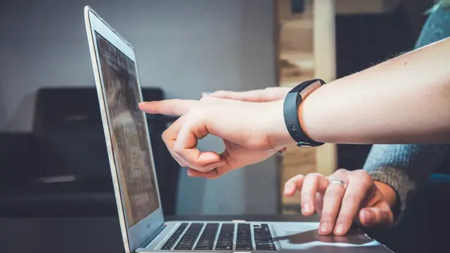 Hiring managers direct bereiken: zakelijke contactdata versus de InMail-wachtrij